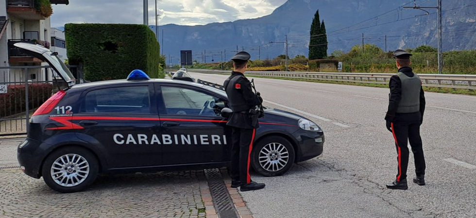 Vede i carabinieri e scappa via in bici, i militari lo raggiungono e ammette di avere con sé della cocaina: incastrato 25enne