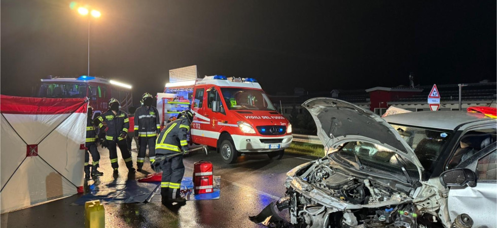 Spaventoso incidente sulla statale, 34enne si schianta contro il guardrail e resta incastrato tra le lamiere