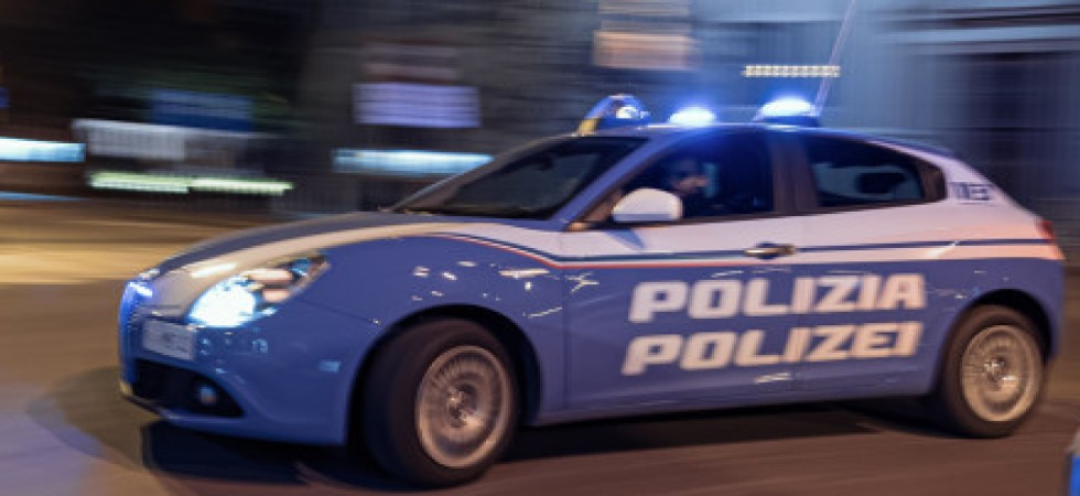 Molesta e provoca i vicini di casa e aggredisce gli agenti intervenuti, nei guai un 29enne: fermato dalla polizia e arrestato