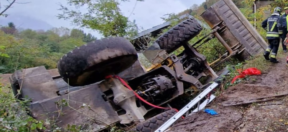 Si ribalta con la pala gommata, momenti di paura per un uomo: sul posto i soccorsi