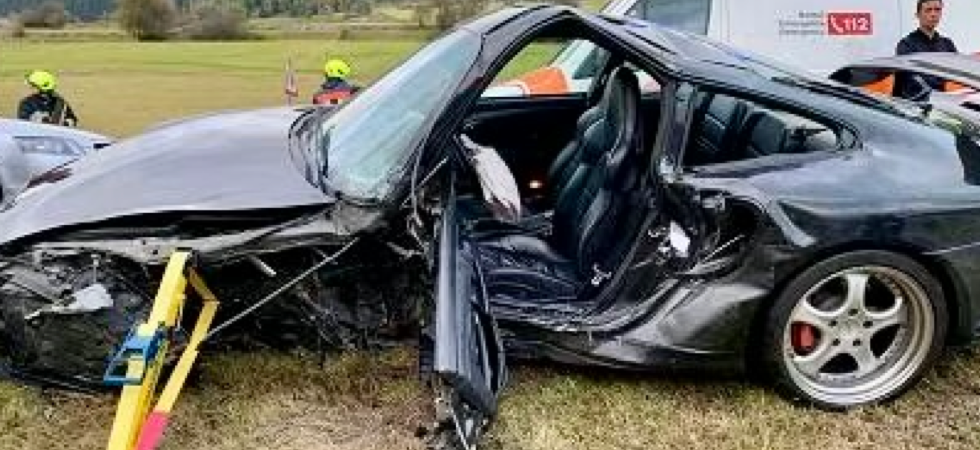 Violentissimo scontro tra una Porsche e un altro mezzo, momenti di paura lungo la statale