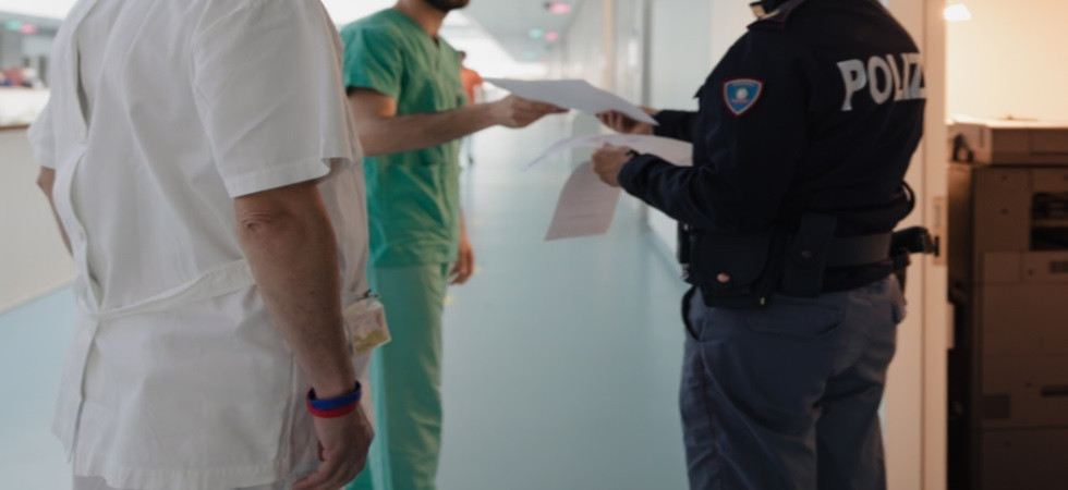 Ruba il ricettario del medico durante una visita al Pronto soccorso