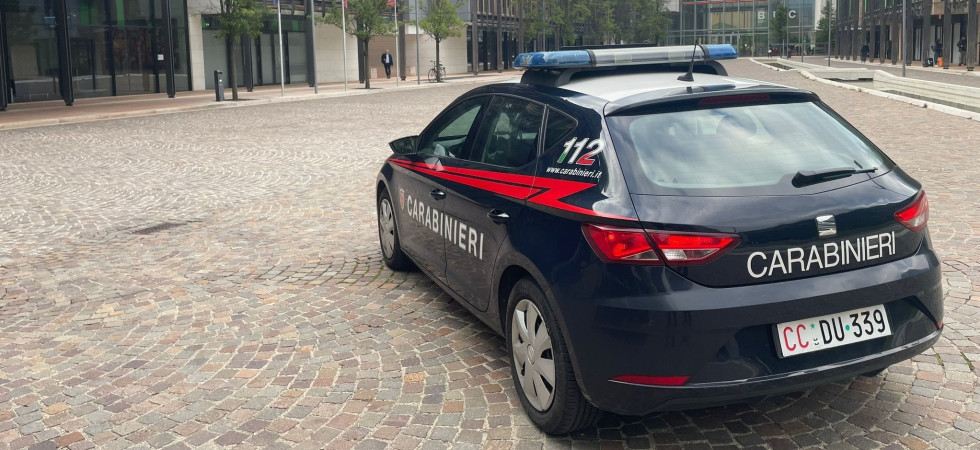 Minacciano un giovane e gli rubano la cassa bluetooth: alla sua reazione lo aggrediscono