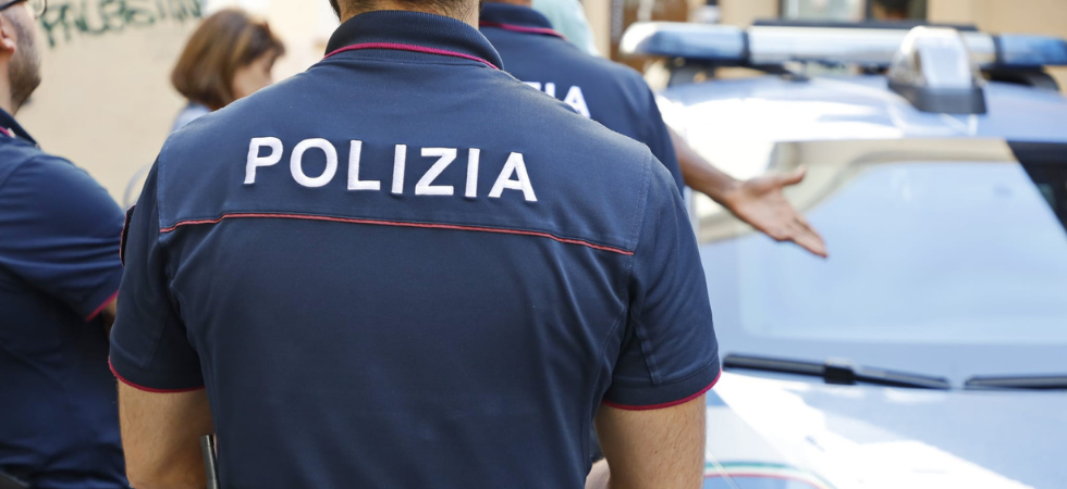 Ruba dagli scaffali del supermercato, poi aggredisce l'addetto alla sicurezza all'uscita