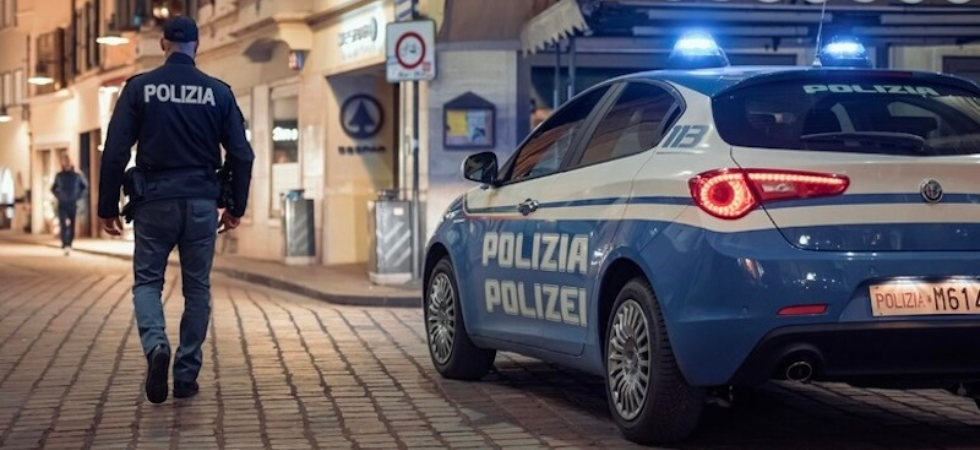 Lancia pietre e prende a calci alcune auto in sosta, poi urla contro i passanti minacciandoli: denunciato un 35enne