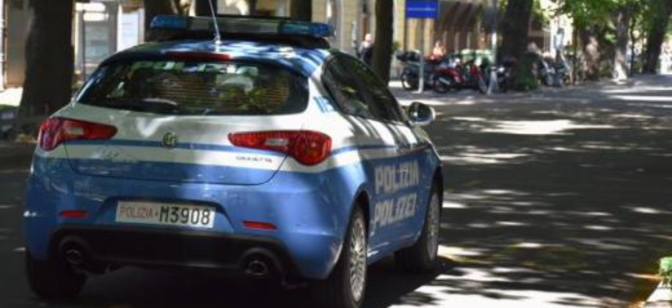 Coppia di ladri in azione in un negozio, un uomo e una donna fermati dopo aver superato le casse senza pagare