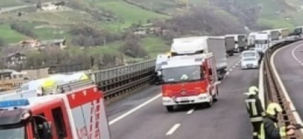 Non ha rallentato e si è schiantato a tutta velocità contro un autoarticolato fermo in colonna a causa di un altro incidente
