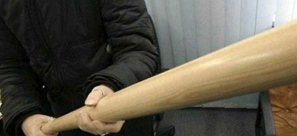 Foto d'archivio Si aggira nel bar (con fare minaccioso) con una mazza da baseball e all'arrivo degli agenti accusa un altro