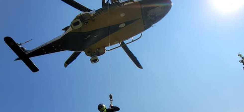 Foto d'archivio Momenti di paura mentre arrampica, la mano scivola sul sasso