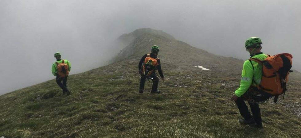 Dal freddo improvviso al buio anticipato, raffiche di interventi del soccorso alpino per aiutare gli escursionisti
