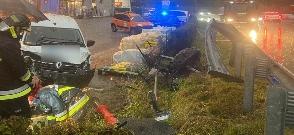 Perde il controllo del furgone che finisce contro il guard-rail e si ribalta