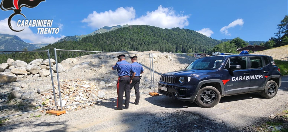 Scaricava i rifiuti del cantiere su un terreno a Pinzolo: nei guai imprenditore edile