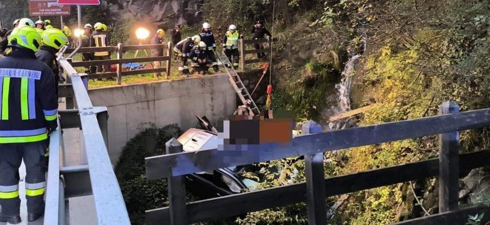 Tremendo incidente, perde il controllo dell'auto e precipita in un torrente: non ce l'ha fatta un uomo di 72 anni