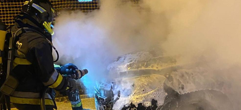 Il conducente vede il fumo uscire dall'auto e si ferma, il veicolo divorato dalle fiamme