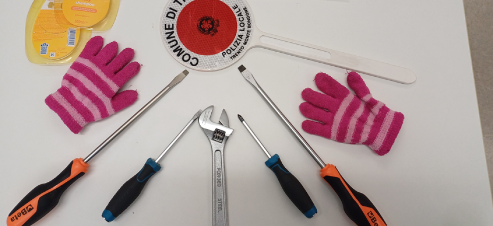 Minorenni si aggirano per le vie della città con arnesi da scasso e "tessere" di plastica: denunciate