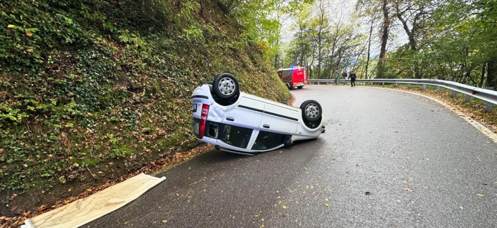 Perde il controllo della Panda in curva e l'auto si ribalta: soccorsi in azione