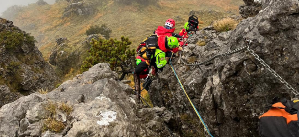 Foto d'archivio Si avventurano lungo la ferrata con il maltempo in arrivo e rimangono bloccati: in tre recuperati dal Soccorso alpino
