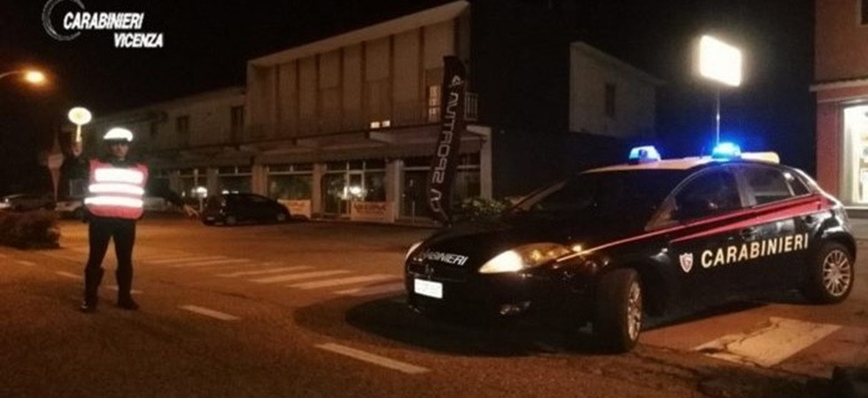 Troppo veloce e sorpassi azzardati: fermato dai carabinieri tenta di corromperli (per poi aggredirli)