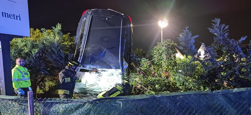 Auto a velocità folle esce di strada e si cappotta rimanendo in verticale: le due persone a bordo sono scappate