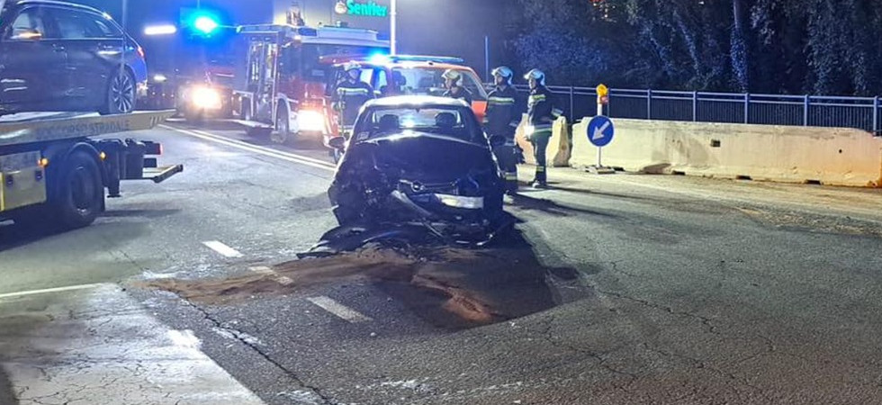 Schianto frontale fra due macchine, un uomo trasportato in ospedale