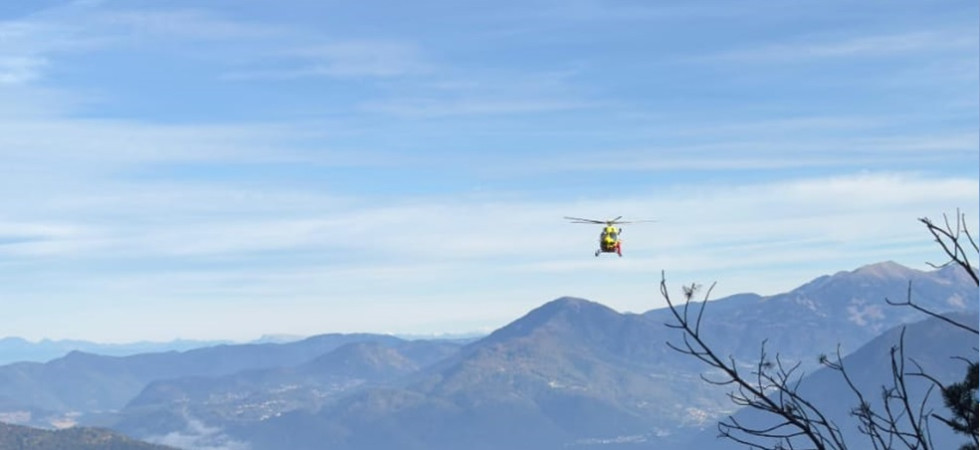 Incidente in quota, scivola dal sentiero e ruzzola per diversi metri in un canale