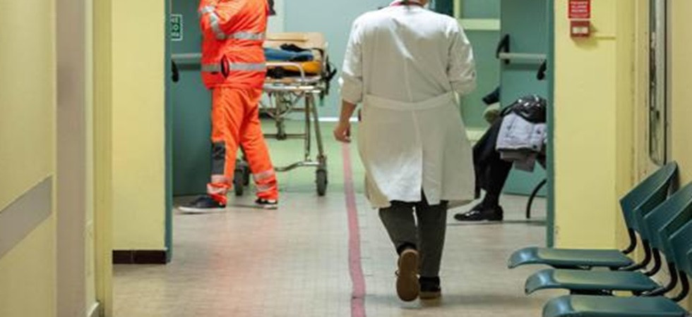 Momenti di paura al Pronto soccorso, 33enne si fa visitare e poi si scaglia contro i sanitari e aggredisce un addetto alla