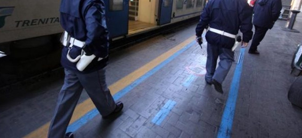 Non vuole scendere dal treno e prende a pugni i poliziotti, 36enne trovato con addosso una giacca e dei documenti rubati in