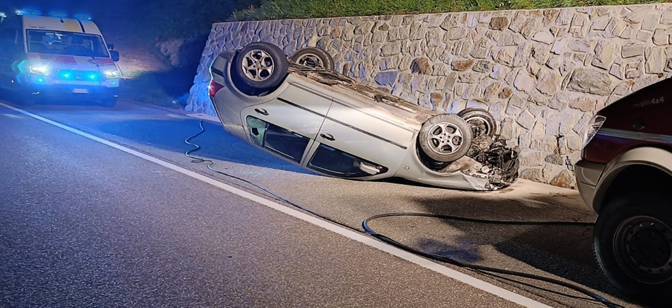 Perde il controllo dell'auto e si ribalta, momenti di paura nella notte per un uomo