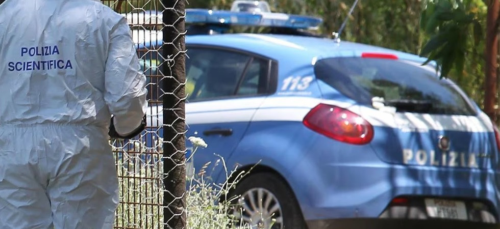 Trovato il corpo senza vita di una persona lungo la riva del fiume, sul posto le forze dell'ordine