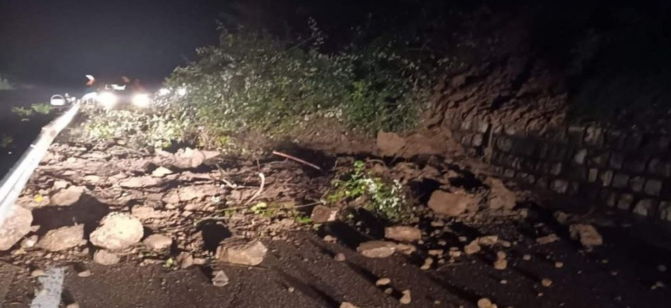 Maltempo, frana lungo la statale 421: una colata di sassi e fango ha bloccato la viabilità