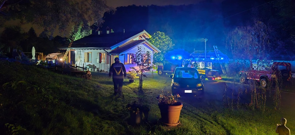 Un mobile esterno all'edificio avvolto dalle fiamme, apprensione per un'abitazione