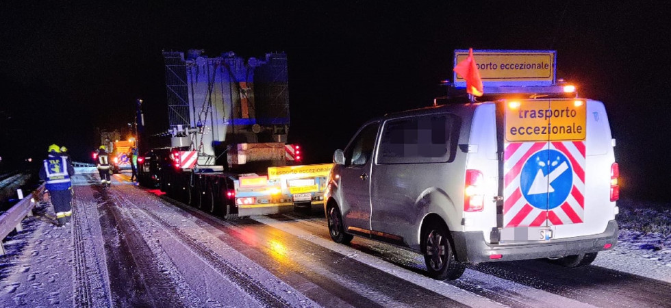 Trasporto eccezionale bloccato sulla strada ghiacciata: in piena notte devono intervenire i pompieri