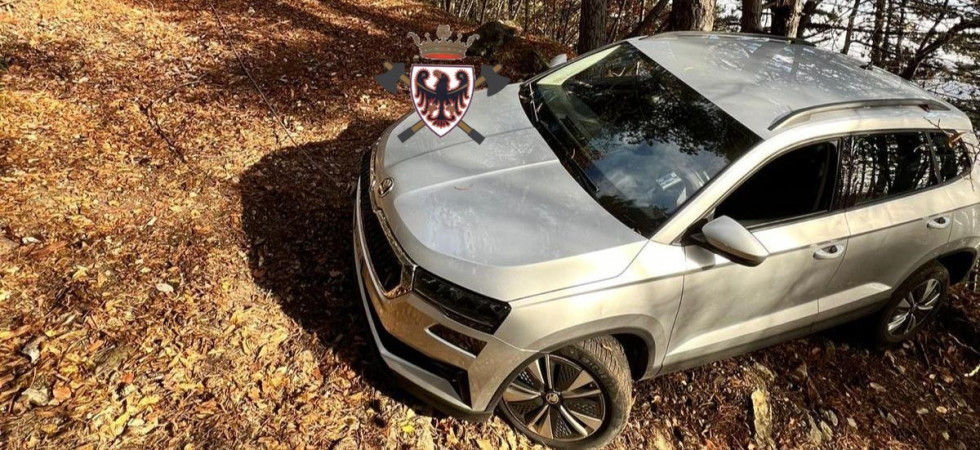 L'auto scivola lungo la strada forestale: tecnici specializzati rimangono bloccati