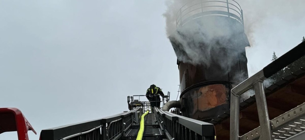 Allarme incendio in una segheria, una colonna di fumo visibile da grande distanza e le fiamme