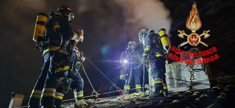 Allarme incendio di un camino, una ventina di vigili del fuoco intervengono per spegnere le fiamme e salvare il tetto di