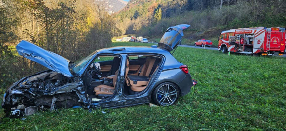 Spaventoso frontale tra due auto, una persona incastrata nell'abitacolo