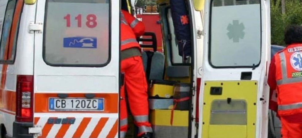 Un'83enne viene investita da un'auto e sbatte la testa sull'asfalto, l'anziana trasportata all'ospedale