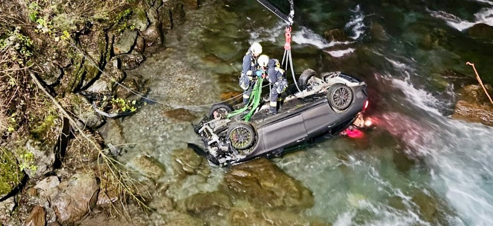 Spaventoso incidente nella notte, perde il controllo dell'auto e il mezzo 'vola' nel fiume: attimi di paura