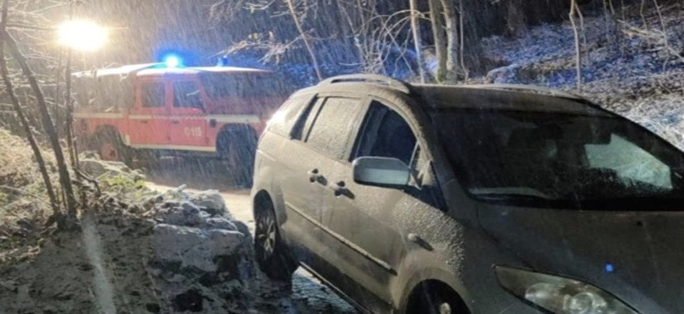 Perde il controllo dall'auto a causa della neve, automobilista bloccato nella notte per diverse ore