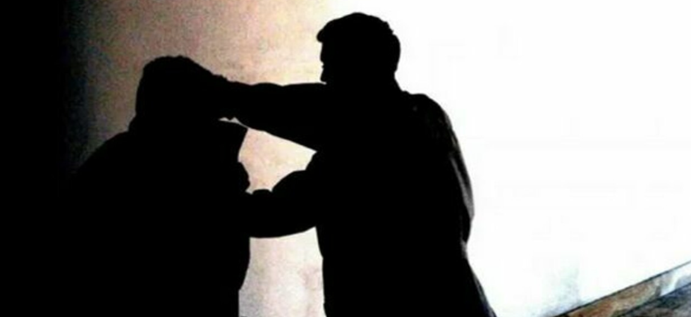 Aveva aggredito una persona e gli aveva strappato a morsi un orecchio per una stecca di sigarette