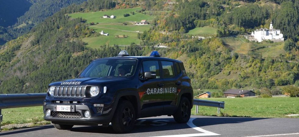 Rubano in chiesa le offerte e scappano in sella alle e-bike, i due ladri fermati dai carabinieri