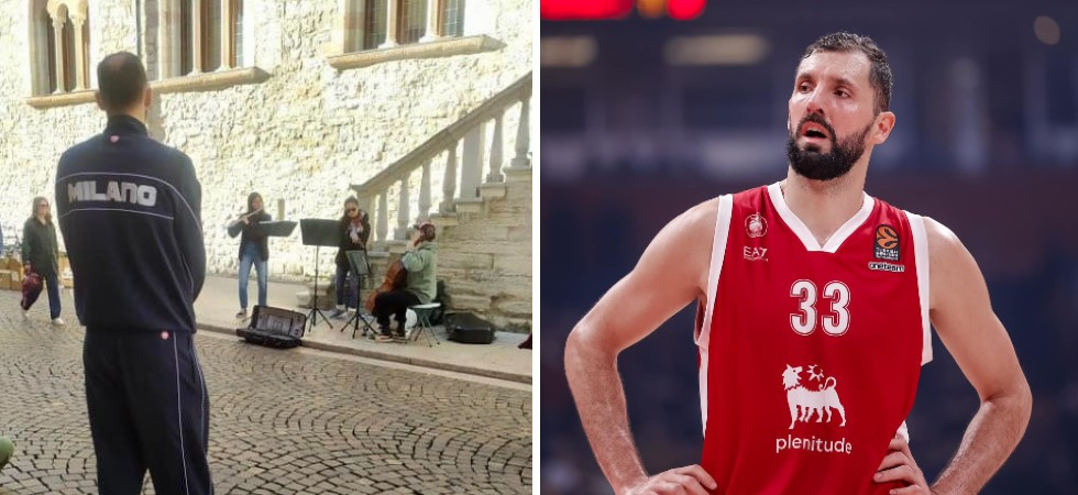 "Un ragazzo altissimo fermo ad ascoltare i musicisti che suonano per strada"