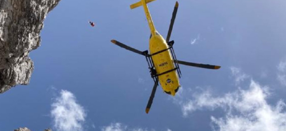 Inciampa lungo il sentiero in quota e cade sbattendo violentemente il volto a terra