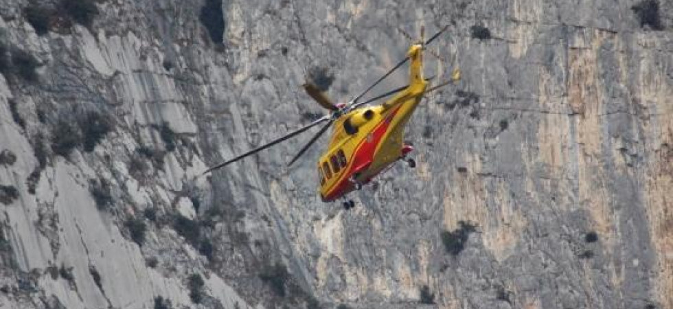 Perde l'appiglio mentre scala da prima di cordata e precipita per 8 metri sbattendo contro le rocce