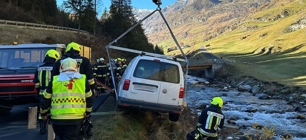 Esce di strada e rischia di ribaltarsi con il furgone nel torrente, vigili del fuoco in azione