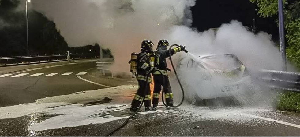 Schianto nella notte in rotatoria: momenti di paura per una donna, l'auto è stata avvolta dalle fiamme