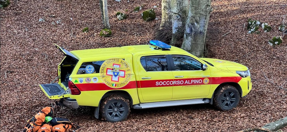 Rimane incastrato con il piede tra due sassi e si frattura una gamba