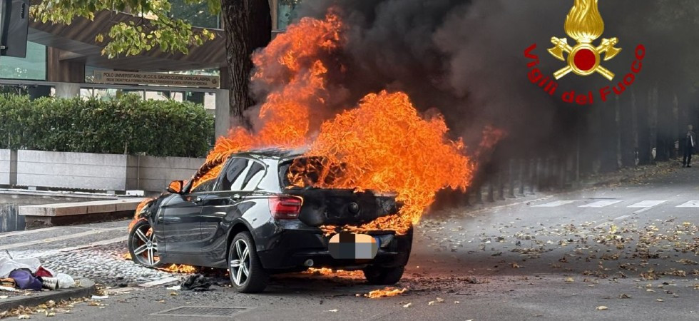 Paura sulla strada, prima il fumo e poi il rogo: auto divorata dalle fiamme, in azione i vigili del fuoco