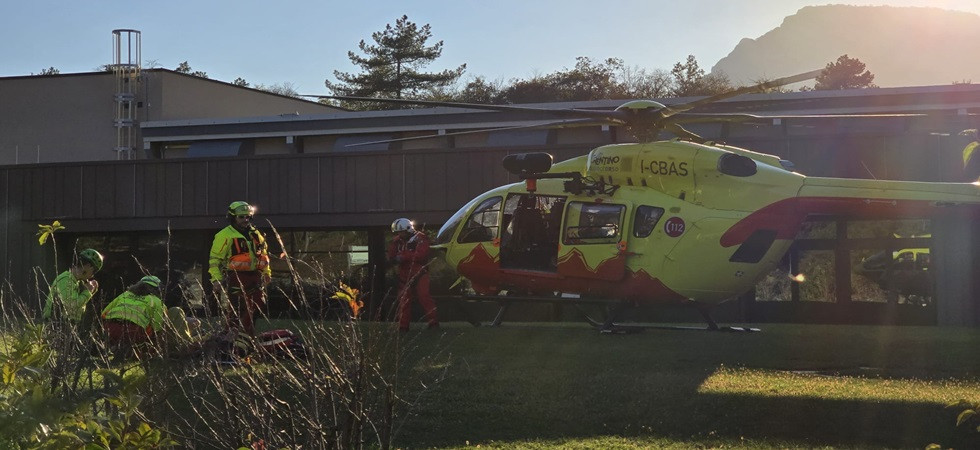 Perde l'appiglio e precipita per 15 metri sbattendo contro una pianta, 50enne elitrasportato d'urgenza in ospedale