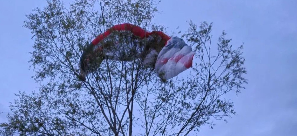 Foto archivio Decolla con il parapendio ma qualcosa va storto e rimane 'appesa' ad un albero a 30 metri di altezza